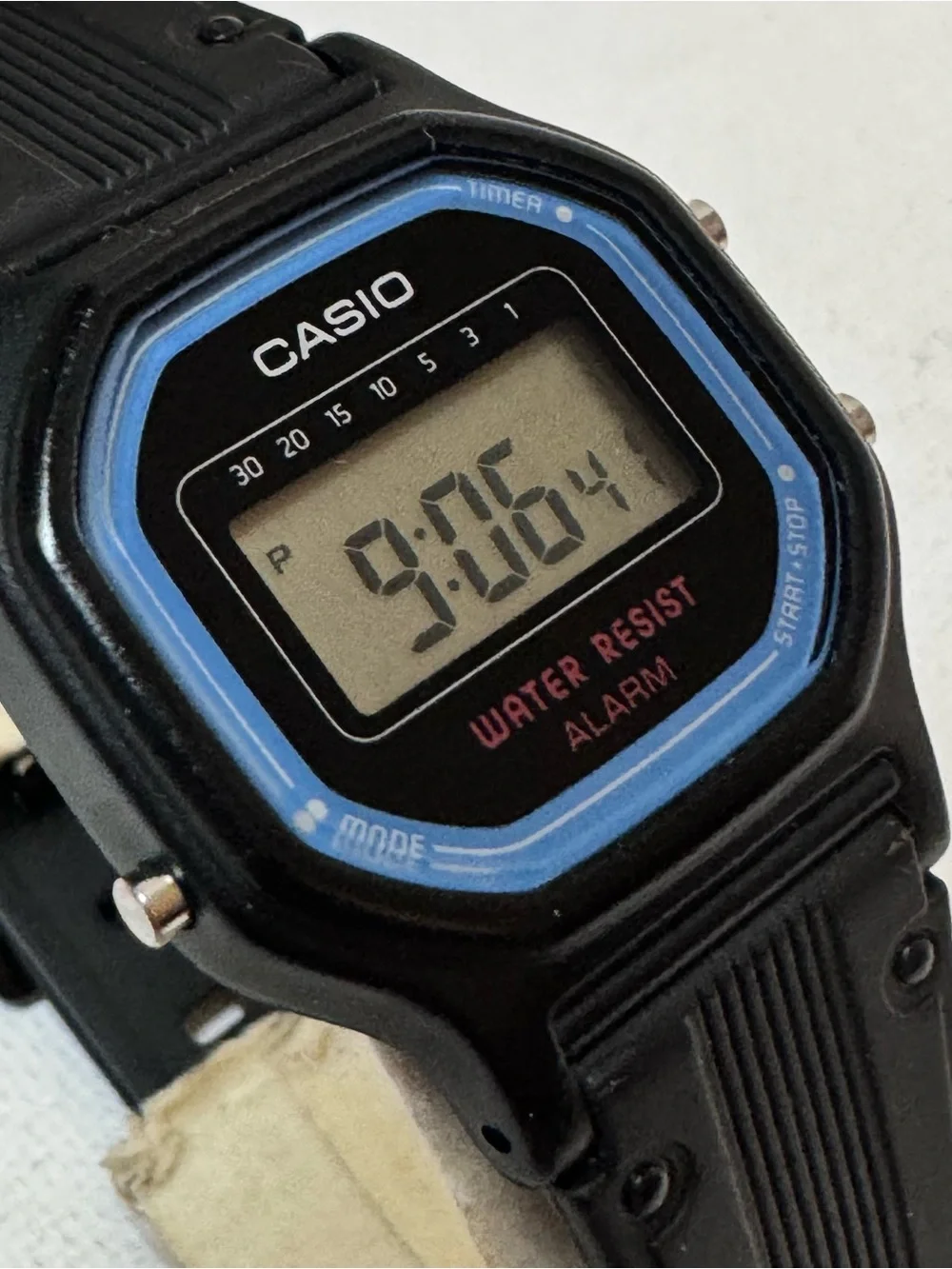 Casio Vintage Women's Small Black Resin Digital Watch Blue 526 LA-11W